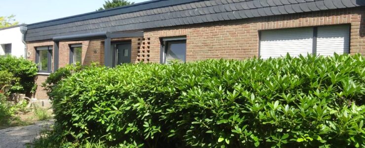 Sanierter Bungalow mit Einliegerwohnung oder Büro in Neuss – Selikum