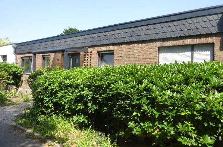 Sanierter Bungalow mit Einliegerwohnung oder Büro in Neuss – Selikum